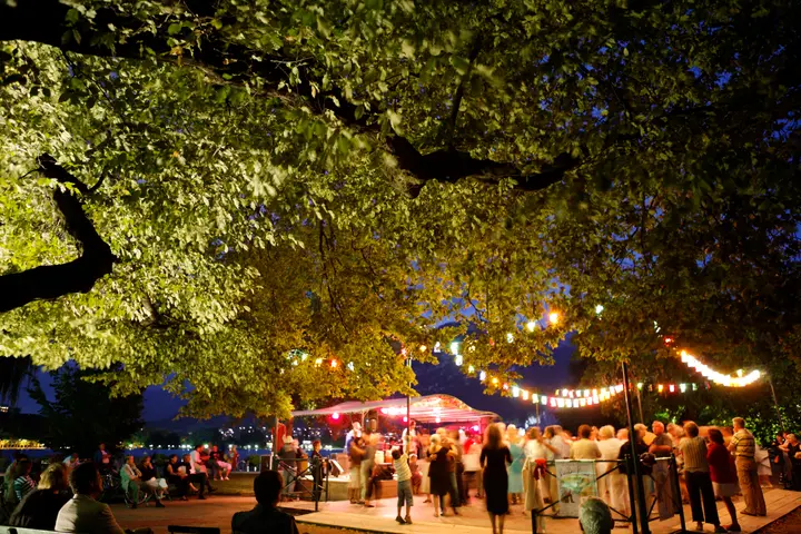 Affiche de Bal multidanses Salsa · Bachata · Kizomba · Guinguette du lac · Annecy · 25 juillet