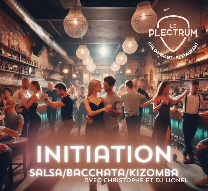 Piste de danse bondée dans un bar aux suspensions lumineuses, logo du Plectrum et mention Initiation salsa/bacchata/kizomba avec Christophe et DJ Lionel