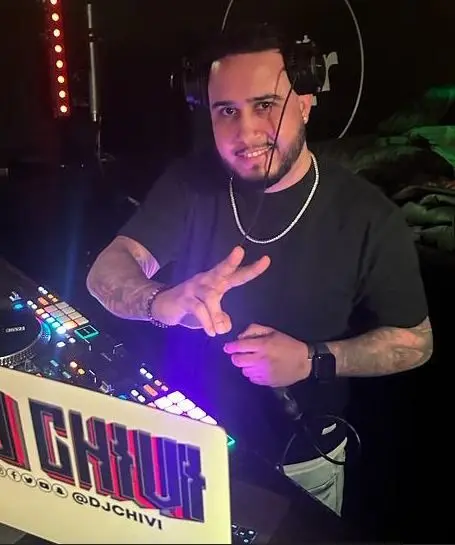 Affiche de Soirée Latina · DJ Chivi (Colombie) · Chat Noir · Carouge-Genève (sam 15 août)
